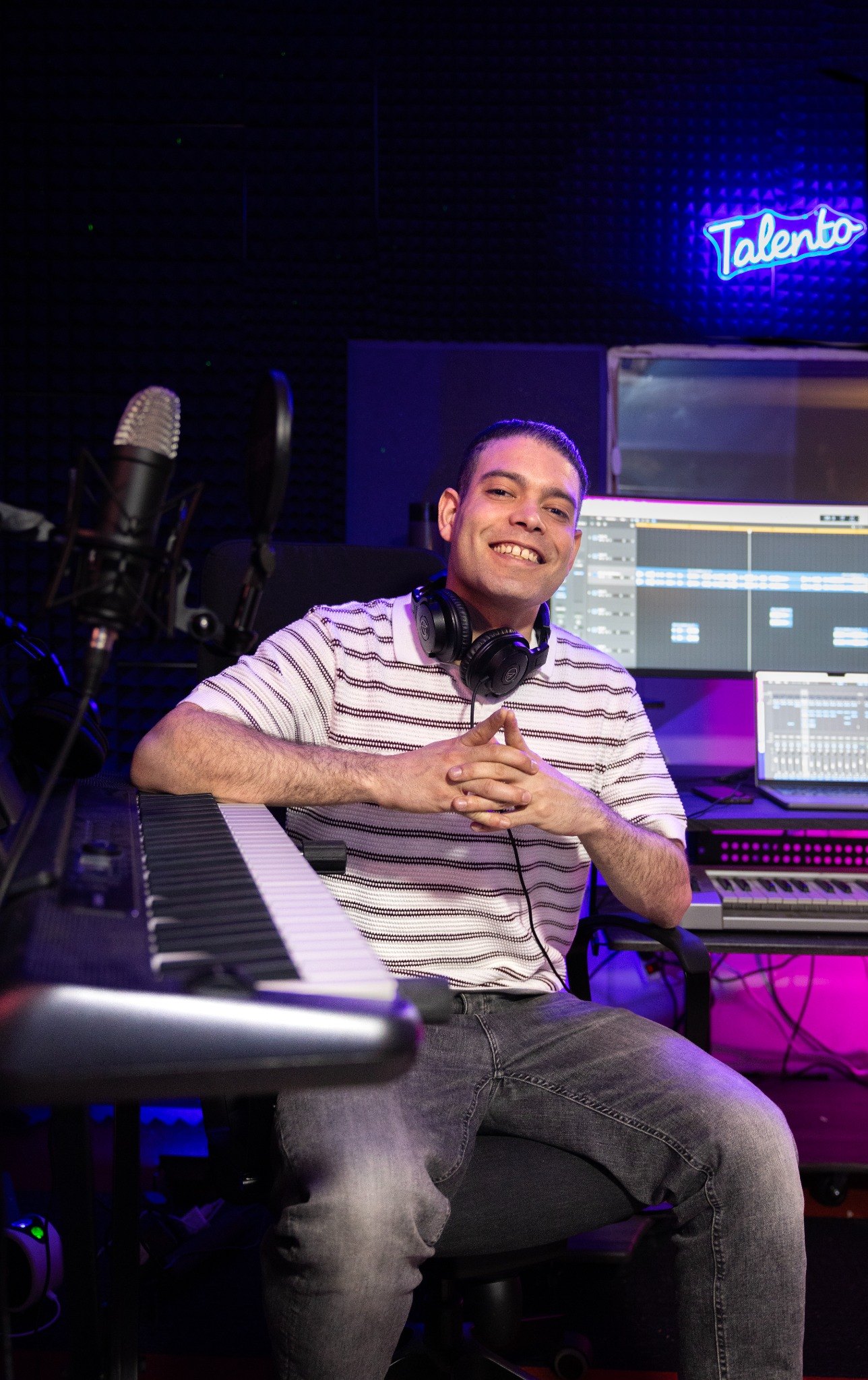 Talento in de studio met koptelefoon