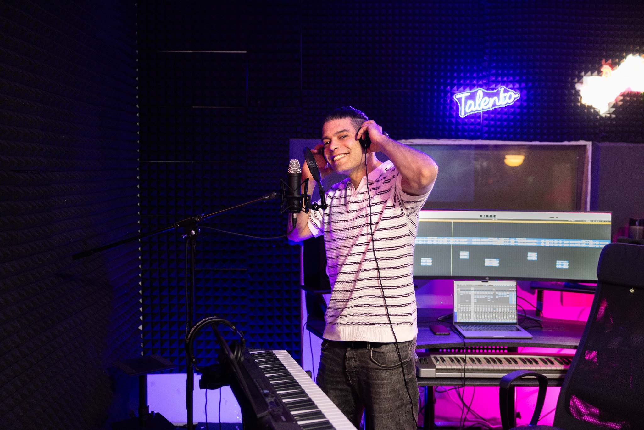 Jongere in de studio achter de microfoon