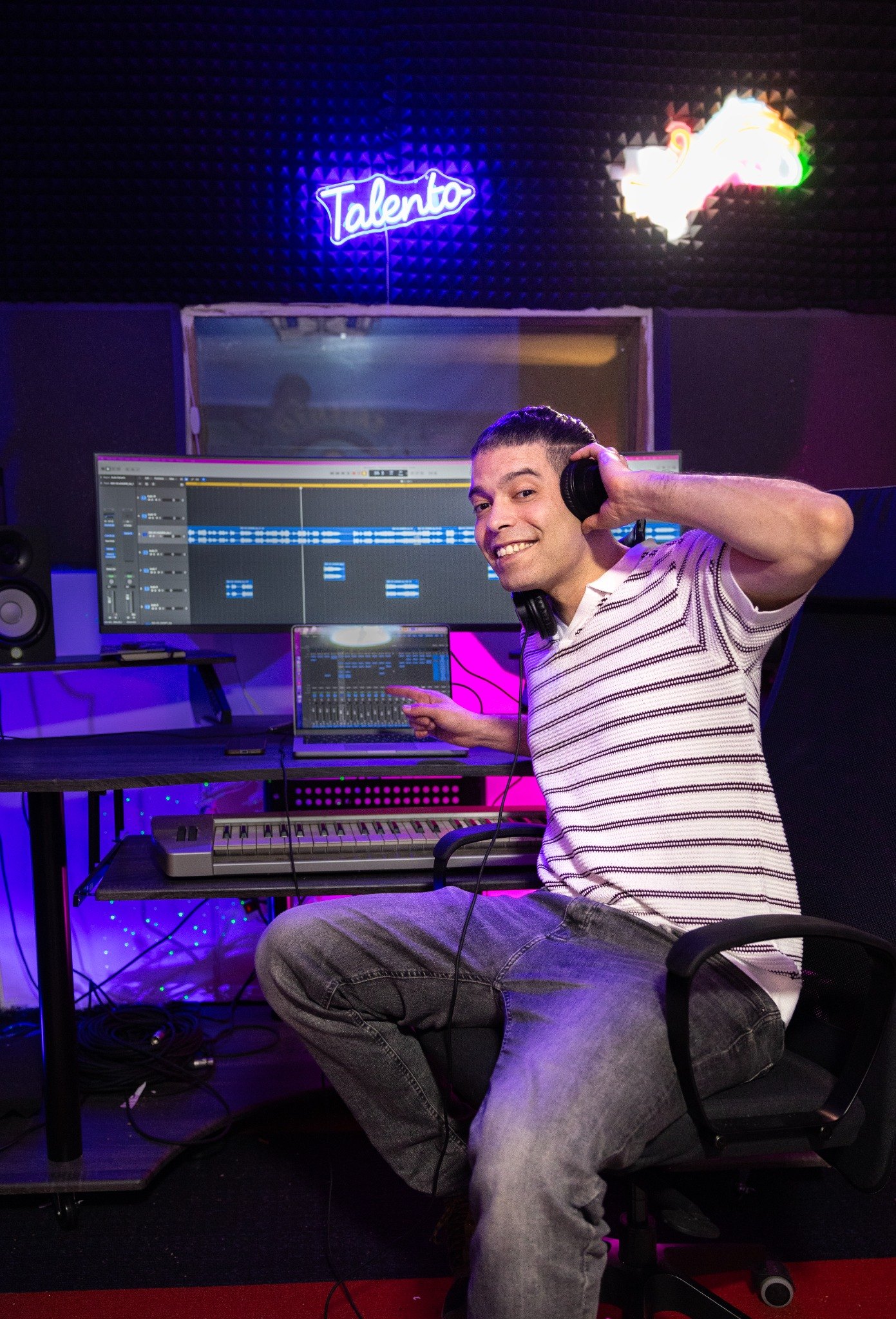 Producer achter scherm in de studio